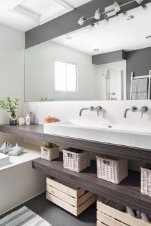 Aynalı geniş banyo