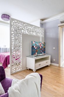 Ahşap bölmeli bir dairede mobilya düzenlemesi