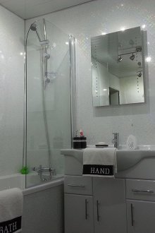 Tuvaletin parlak panellerle onarılması