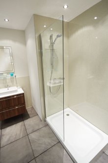 Tuvaletin düz panellerle onarımı