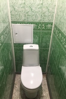 Yeşil mermer panellerde tuvalet tamiri