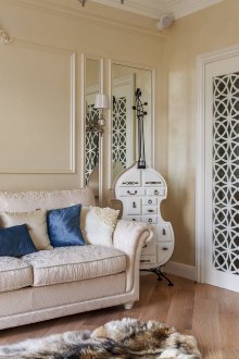 Interior partition black in the classical style