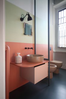 Interior partition in the toilet