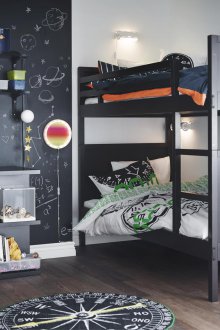 Kinderplan mit einem schwarzen Bett