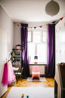 Kinderplan mit lila Vorhängen