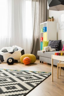 Die Aufteilung des Kinderzimmers in grauem Design