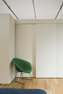 Einzimmerwohnung mit Türen