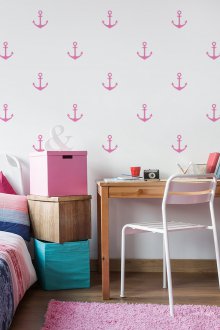Pembe duvar kağıdı ile deniz tarzı kreş