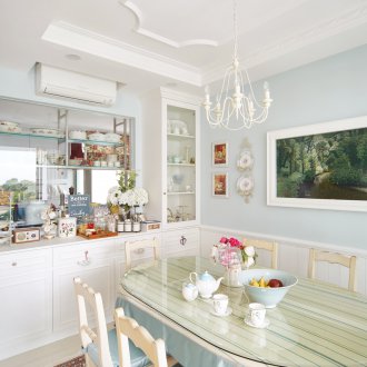 Studio apartment with dining room in Provence style