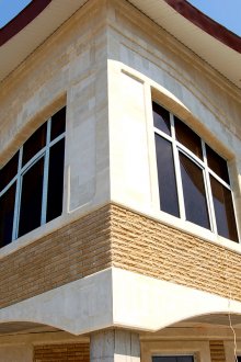 Ladrillo picado en el revestimiento de la casa.
