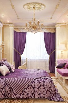 Altın klasik yatak odasında mor ve pembe renkler