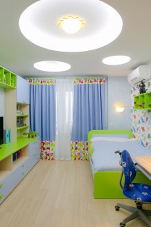 Çocuk için kreş renkli ekler ile parlak mavi perdeler