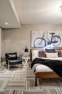 A foto com a imagem de uma bicicleta no quarto