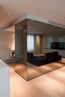 Dinding cermin gelap di apartmen