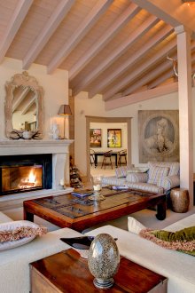 Séjour lumineux avec cheminée de style chalet