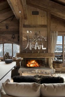 Séjour avec cheminée et mobilier en bois de style chalet