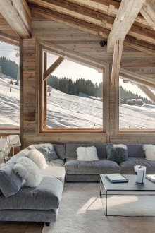 Séjour avec de grandes fenêtres de style chalet
