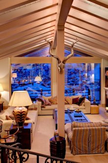 Grand salon de style chalet avec un grand éclairage