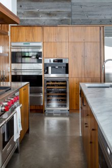 La combinaison du minimalisme et du style chalet à l'intérieur de la cuisine