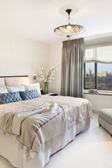 Yatak odasında başucu esnek duvar lambaları