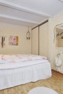 Romantik bir yatak odasında duvar ışıkları