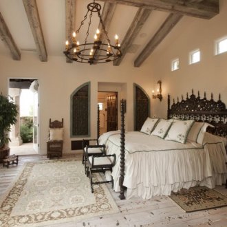 Lustre en fer forgé dans la chambre dans le style italien