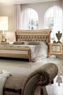Carrelage brillant dans la chambre dans le style italien