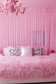 Parlak pembe yatak odası