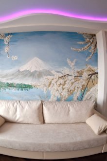 Schöne Zeichnung eines Berggebiets und der Kirschblüte im Innenraum