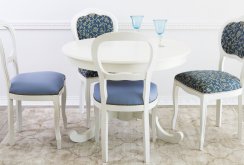 Λευκές και μπλε καρέκλες