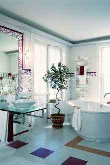 Beyaz ve mor banyo