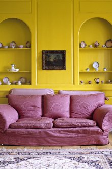 Oturma odasında pembe ve sarı kombinasyonu