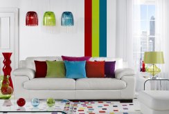 Hvit stue med livlige fargedetaljer
