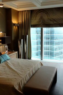 The combination of conventional and Roman curtains in the bedroom