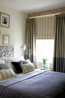 The combination of ordinary and Roman curtains in the bedroom