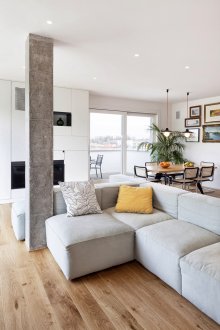 Colonna di cemento in un interno minimalista
