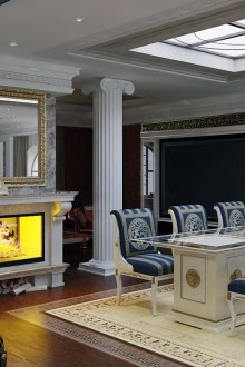 Colonne in un interno classico con camino