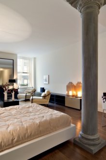 Colonna grigia in un interno chiaro
