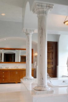 Colonne di pietra nel bagno