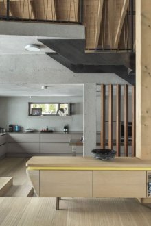 Colonne in legno e cemento in un interno moderno