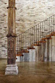 Colonna decorativa in pietra e legno intagliato