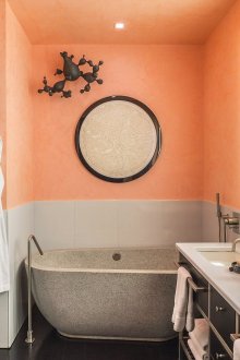Ein Teil der Wände im Badezimmer ist pfirsichfarben gestrichen