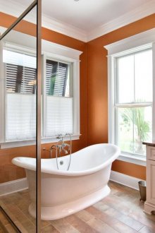 Pfirsichmöbel im Badezimmer