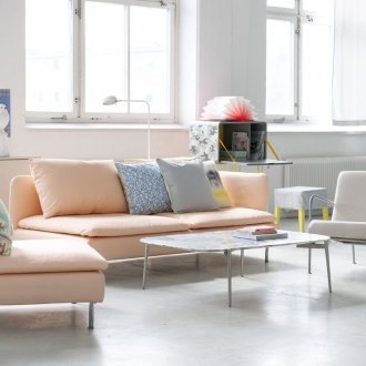 Pfirsich Sofa und Sessel in einem hellen Innenraum