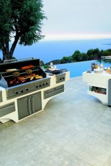 Terasta büyük barbekü ızgara