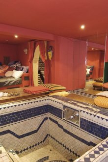 Lounge gaya oriental yang besar