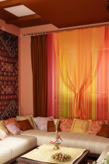 Ruang tamu bergaya Oriental dengan warna hangat