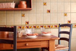 Béžové a farebné dlaždice na kuchynskej stene