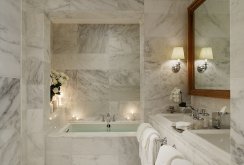Valkoinen marmorinen kylpyhuone