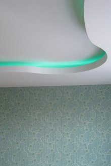Forma incomum do teto de gesso cartonado com luz de fundo